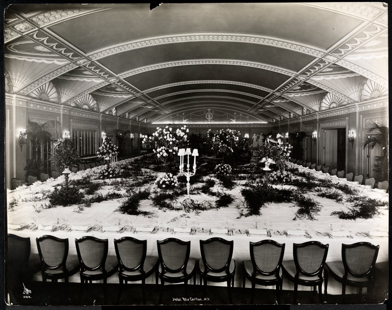 Prostřený stůl na banket v hotelu Ritz-Carlton, 1913 (stříbrný želatinový tisk) od Byron Company