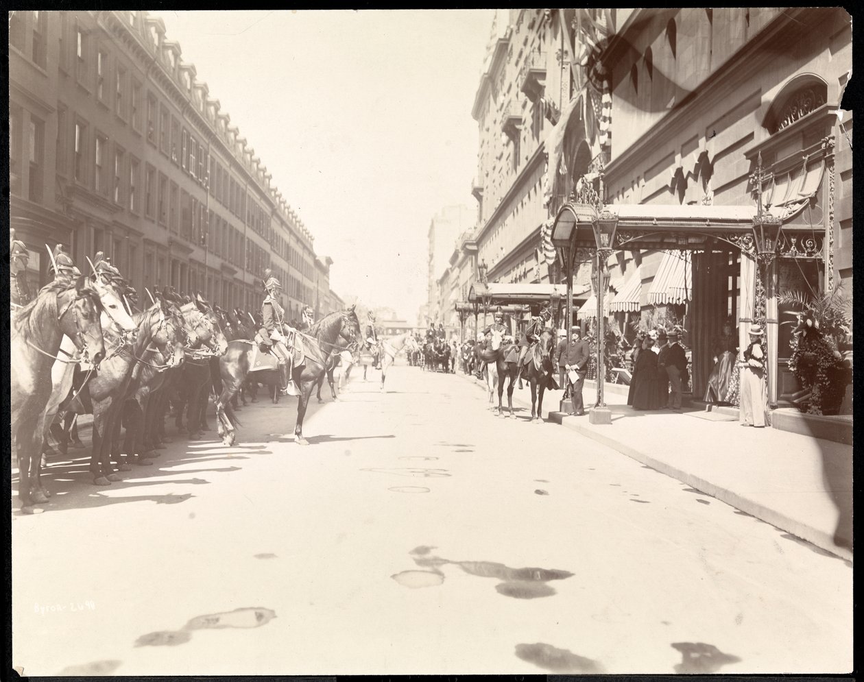 Zaměstnanci guvernéra čekající na příjezd Li Hung Changa v hotelu Waldorf Astoria, New York, 1896 (stříbrný želatinový tisk) od Byron Company