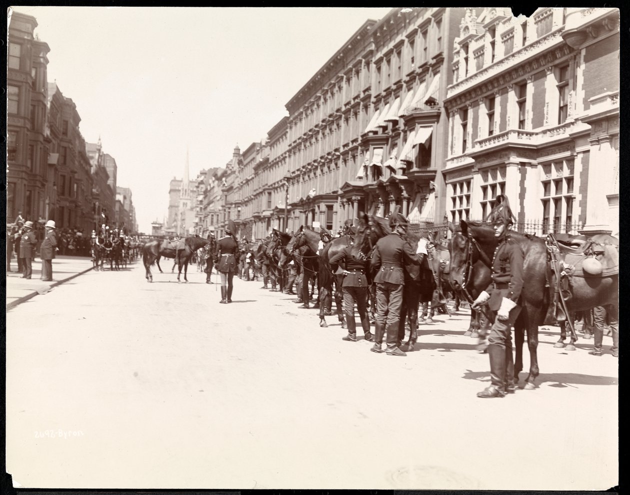 Zaměstnanci guvernéra čekající na příjezd Li Hung Changa v hotelu Waldorf Astoria, 34th Street, New York, 1896 (stříbrný želatinový tisk) od Byron Company