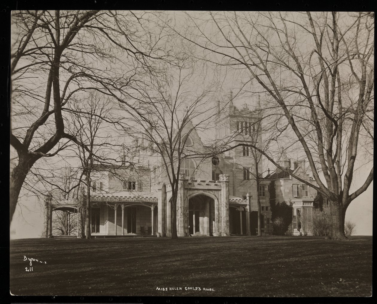 Panství Helen Gould (pozdní rezidence Jay Goulda) v Tarrytown, New York, 1893-94 (stříbrný želatinový tisk) od Byron Company