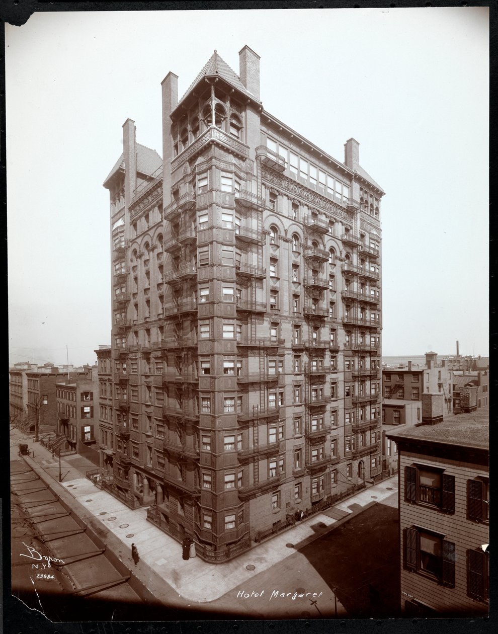 Hotel Margaret, Brooklyn, 1907 (stříbrný želatinový tisk) od Byron Company