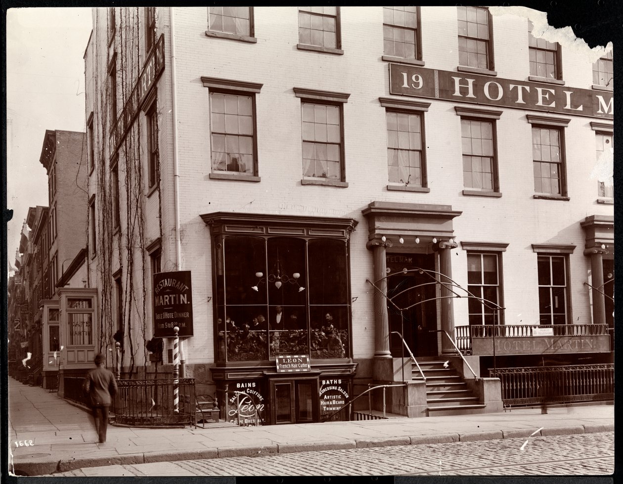 Hotel Martin na 19 Lafayette Place, New York, 1896 (stříbrný želatinový tisk) od Byron Company