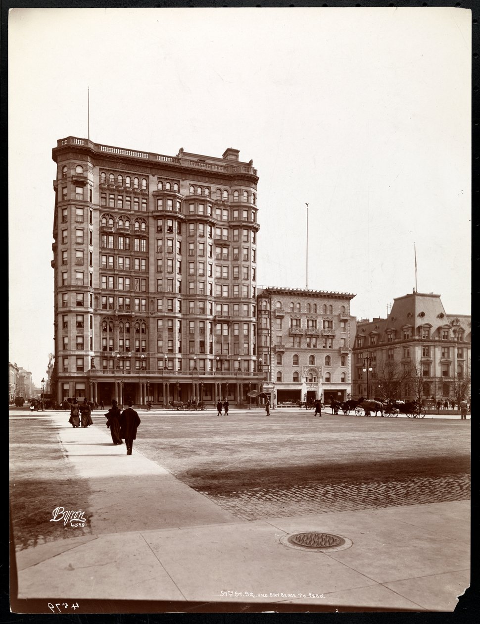 Hotel Savoy na 59. ulici a 5. Avenue, pohled od vchodu do Central Parku, New York, 1898 (stříbrný želatinový tisk) od Byron Company