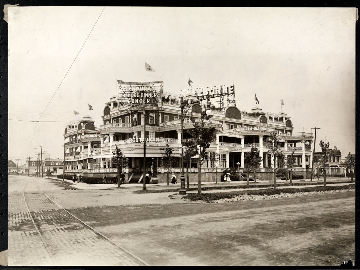 Hotel Shelburne na Sea Breeze Avenue a Ocean Parkway, Coney Island, New York, kolem roku 1913 (tisk ze stříbrné želatiny) od Byron Company