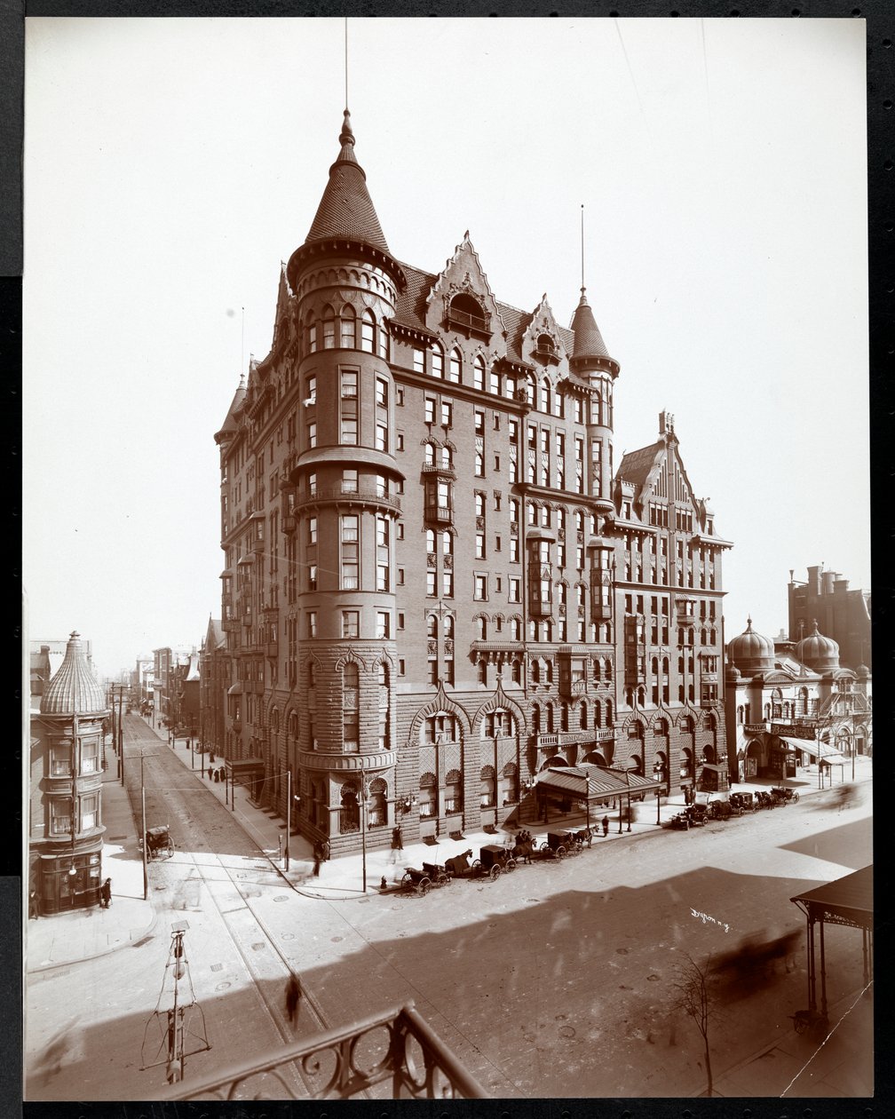 Hotel Walton, Philadelphia, kolem roku 1905 (stříbrný želatinový tisk) od Byron Company