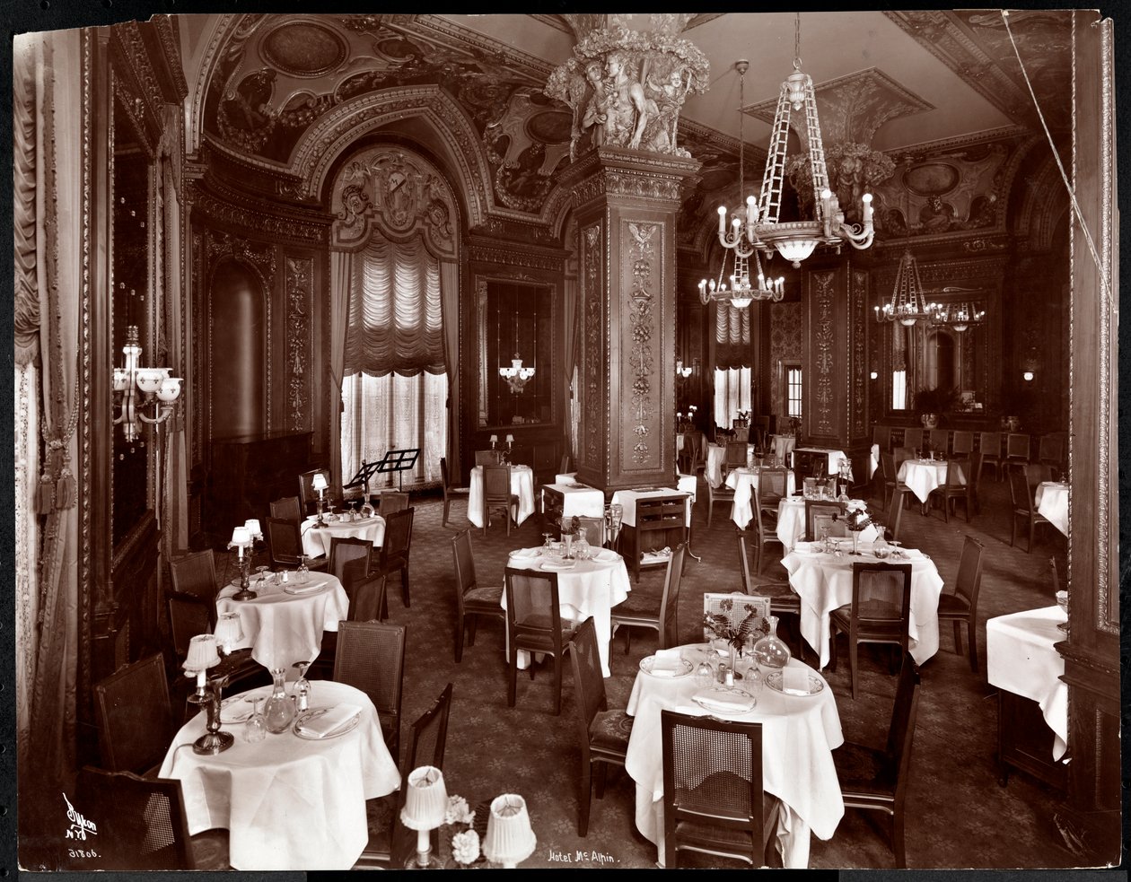 Dámská kavárna v hotelu McAlpin, 1913 (stříbrný želatinový tisk) od Byron Company