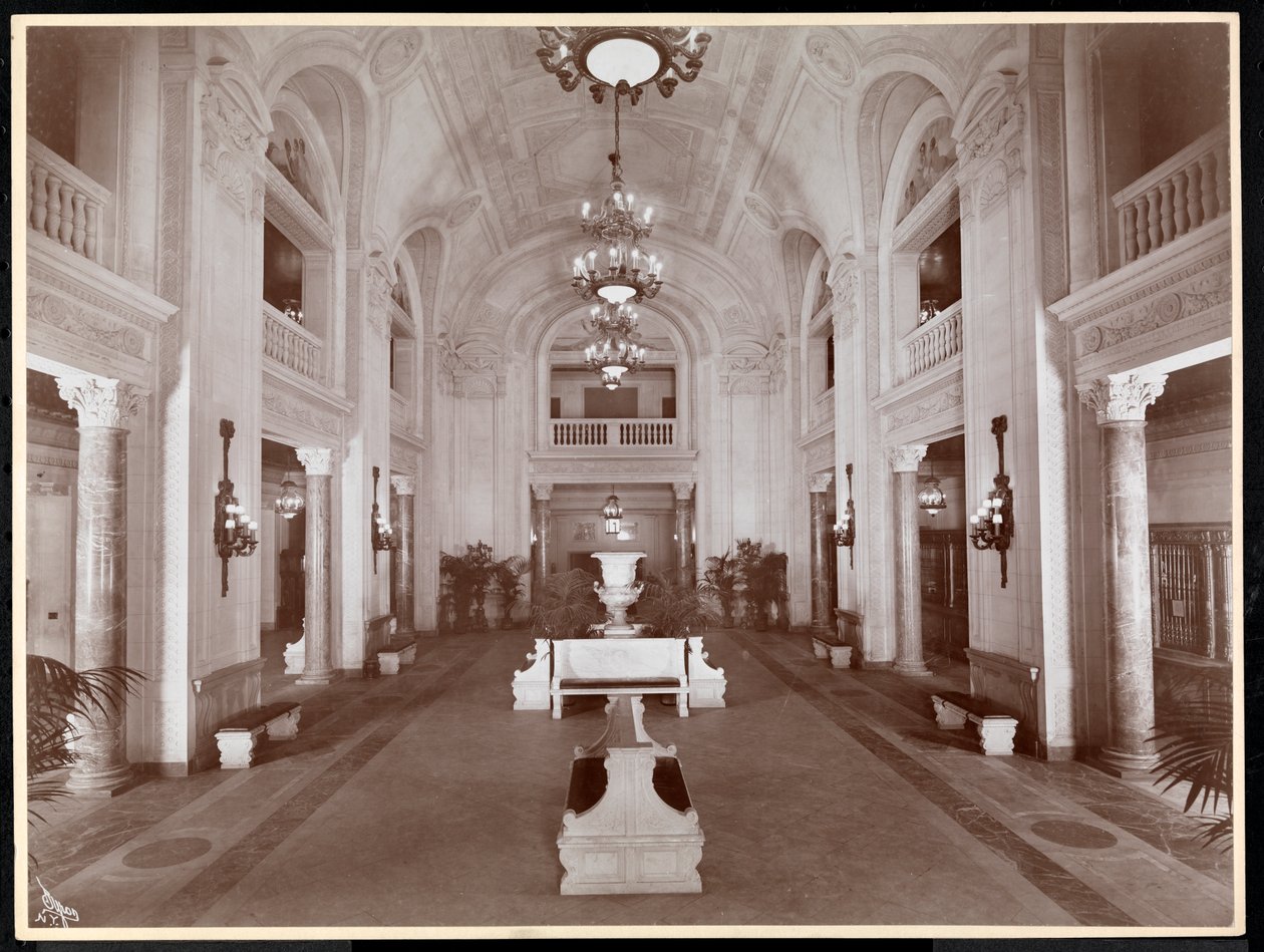 Lobby v hotelu McAlpin, 1913 (stříbrný želatinový tisk) od Byron Company