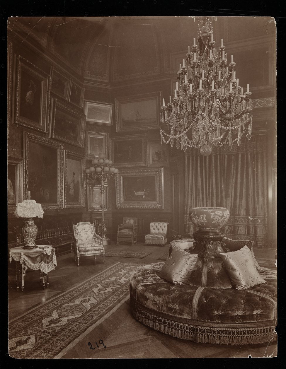 Rezidence paní William Astor, 5th Avenue und 34th Street, New York, 1894 (stříbrný želatinový tisk) od Byron Company