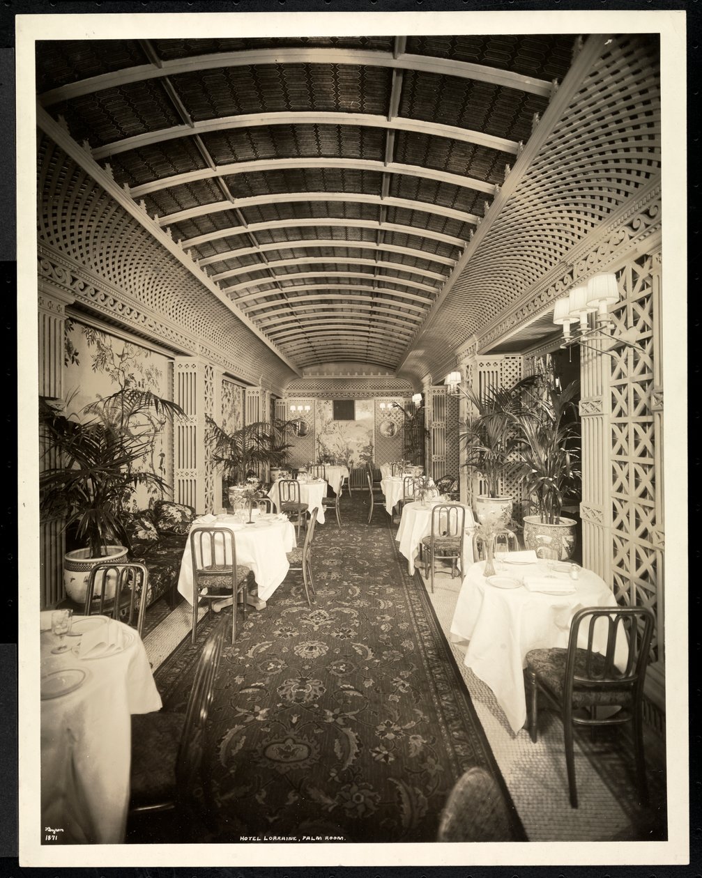 Restaurace The Palm Room v hotelu Lorraine, 1923 (stříbrný želatinový tisk) od Byron Company
