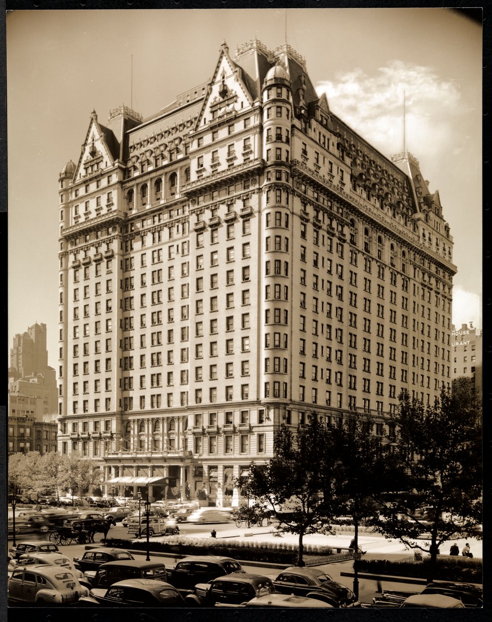 The Plaza Hotel, 5th Avenue a 59th Street, New York, kolem roku 1937 (stříbrný želatinový tisk) od Byron Company