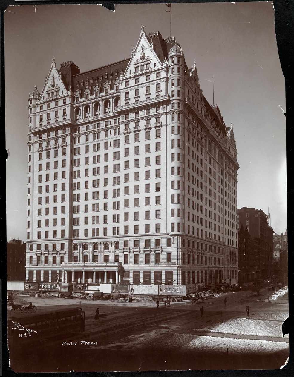 The Plaza Hotel ve výstavbě, 5. Avenue a 59. Street, New York, kolem roku 1907 (tisk ze stříbrné želatiny) od Byron Company