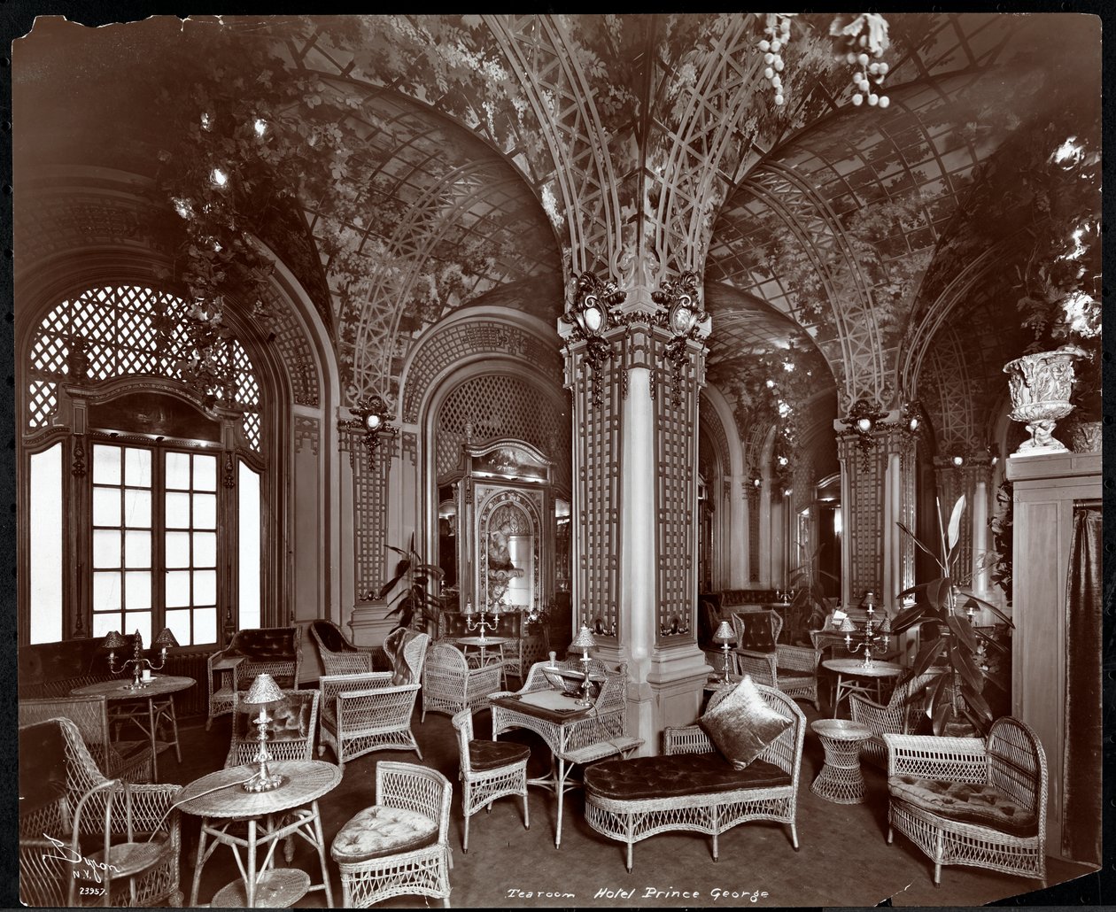 Čajovna v hotelu Prince George, 1907 (stříbrný želatinový tisk) od Byron Company