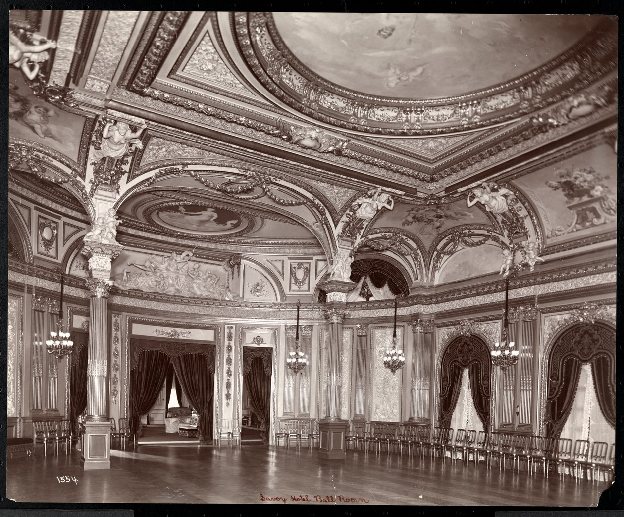 Taneční sál v hotelu Savoy, cca 1895-96 (stříbrný želatinový tisk) od Byron Company