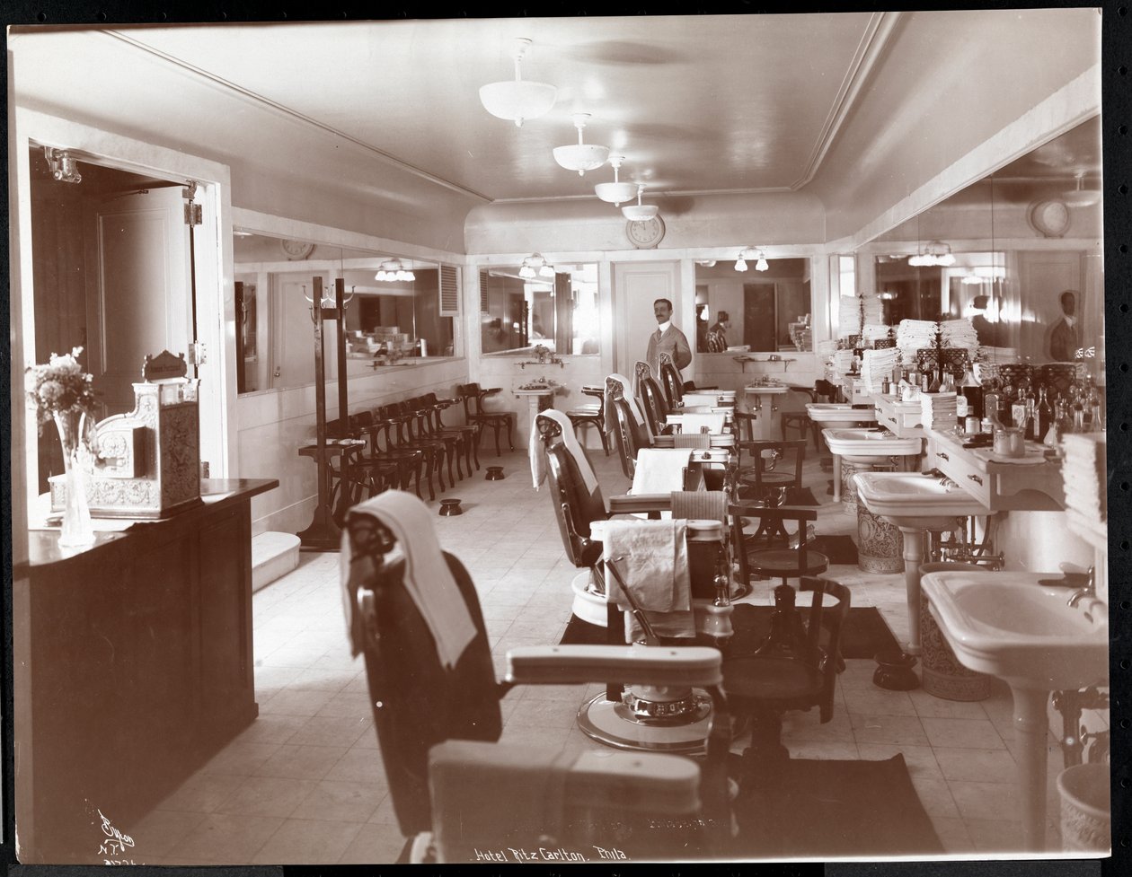 Holičství v hotelu Philadelphia Ritz-Carlton, 1913 (stříbrný želatinový tisk) od Byron Company