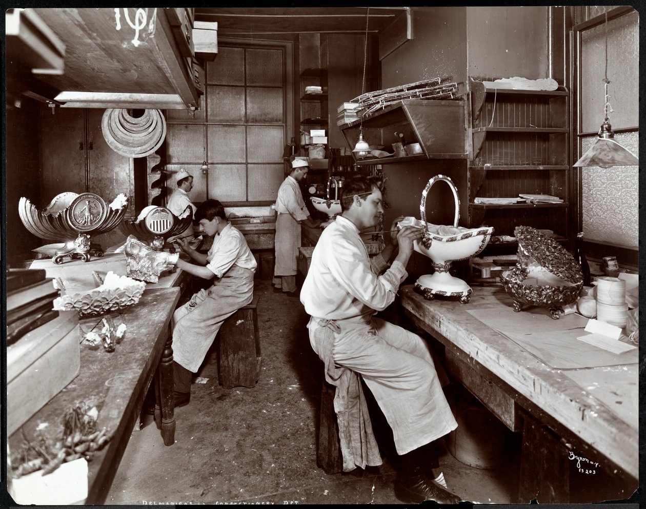Cukrářské oddělení v Hotel Delmonico, 1902 (stříbrný želatinový tisk) od Byron Company