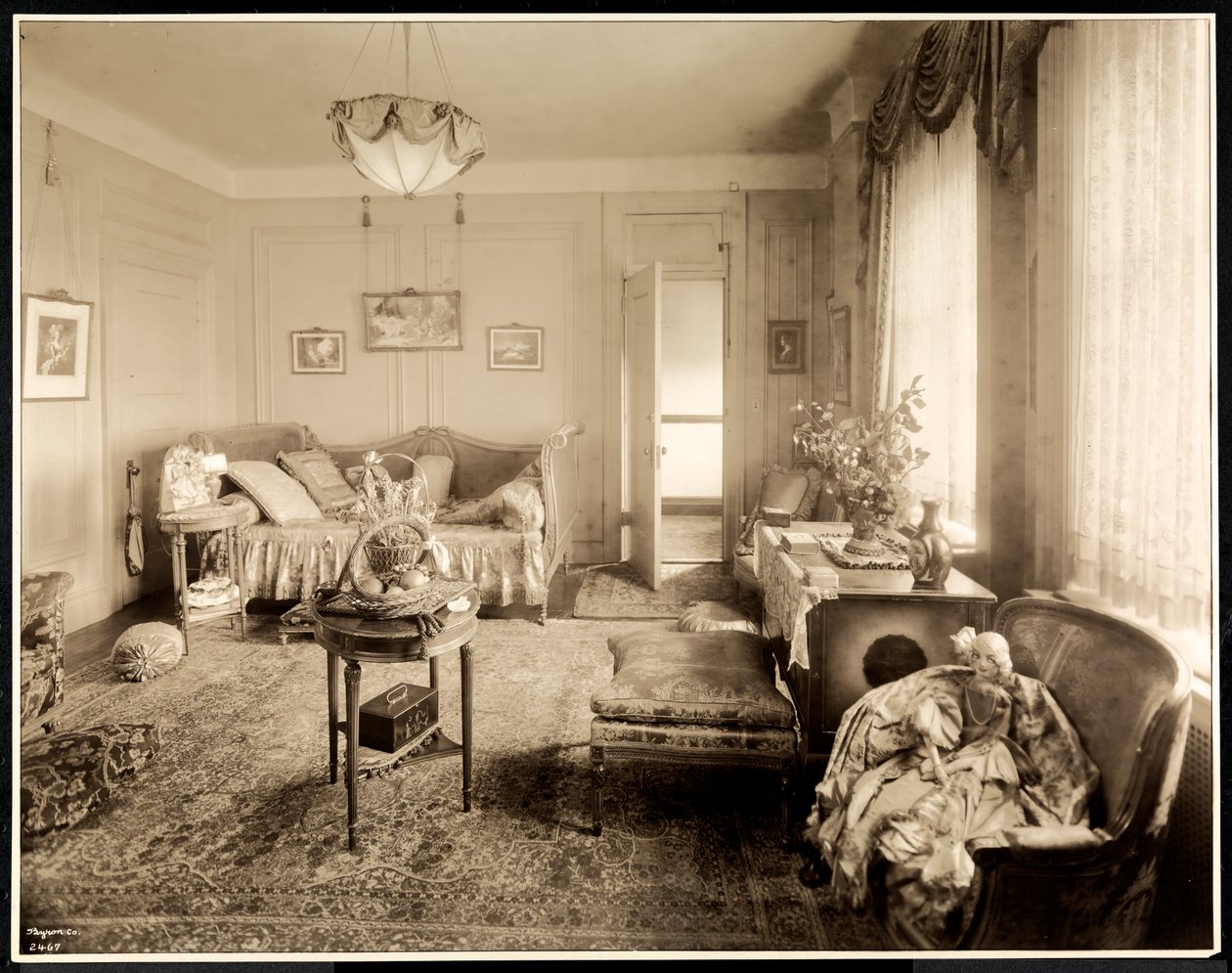Obývací pokoj apartmá 1047 v hotelu Majestic, 1925 (stříbrný želatinový tisk) od Byron Company