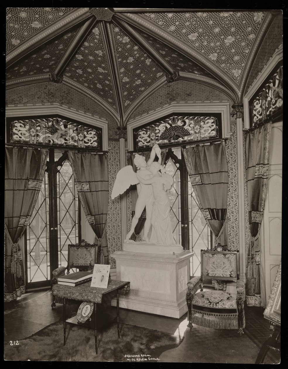 Přijímací pokoj panství Helen Gould (pozdní rezidence Jay Gould) v Tarrytown, New York, 1893-94 (stříbrný želatinový tisk) od Byron Company