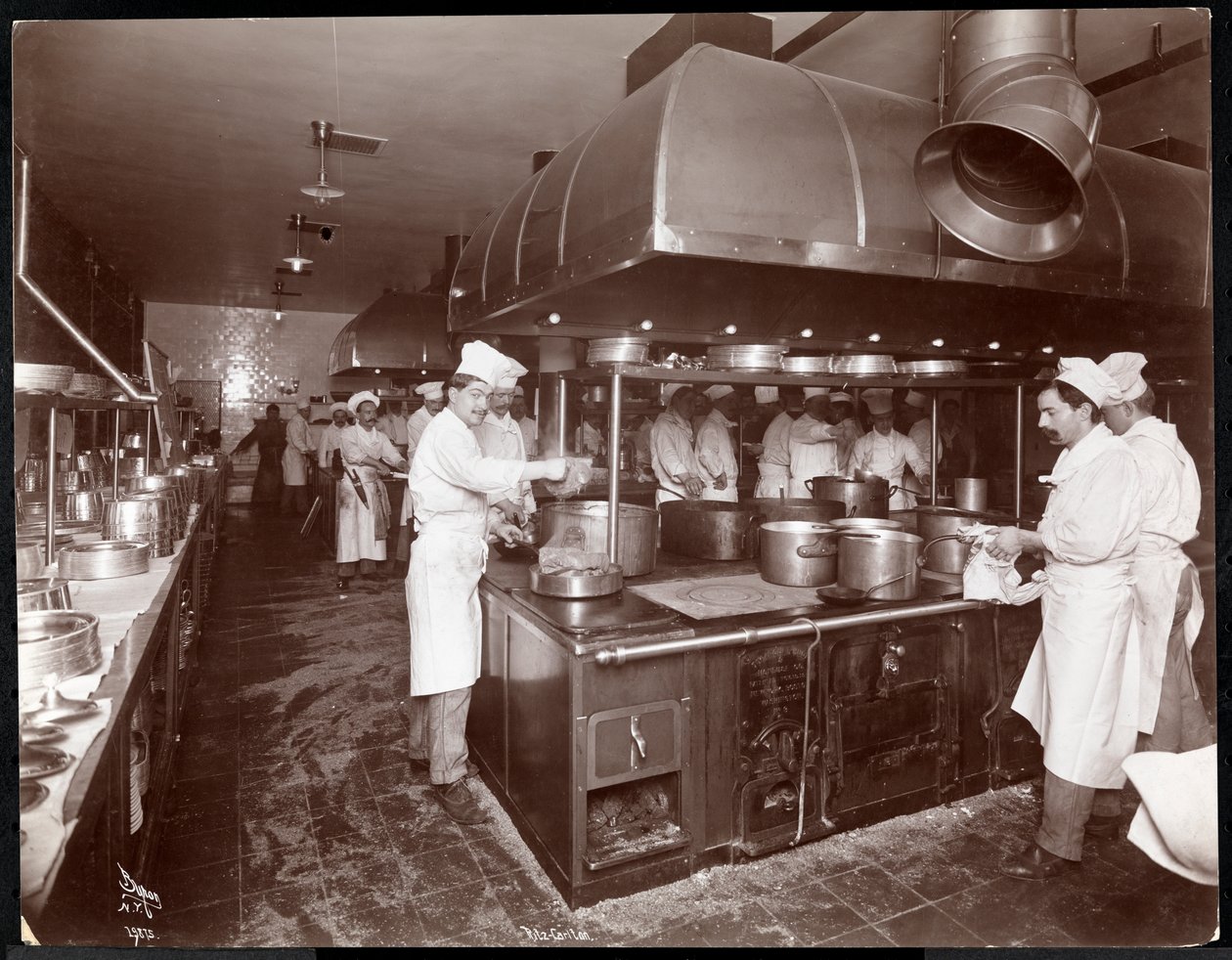 Kuchyně v hotelu Ritz-Carlton, asi 1910-11 (stříbrný želatinový tisk) od Byron Company