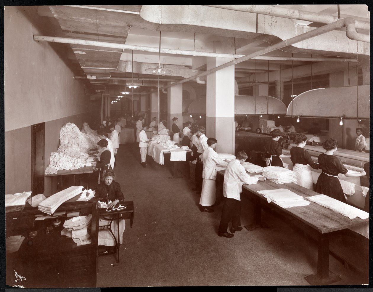 Prádelna v hotelu McAlpin, 1913 (stříbrný želatinový tisk) od Byron Company