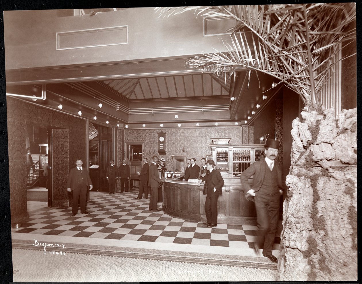 Vstupní hala a registrační přepážka v hotelu Victoria, 1900 nebo 1901 (stříbrný želatinový tisk) od Byron Company