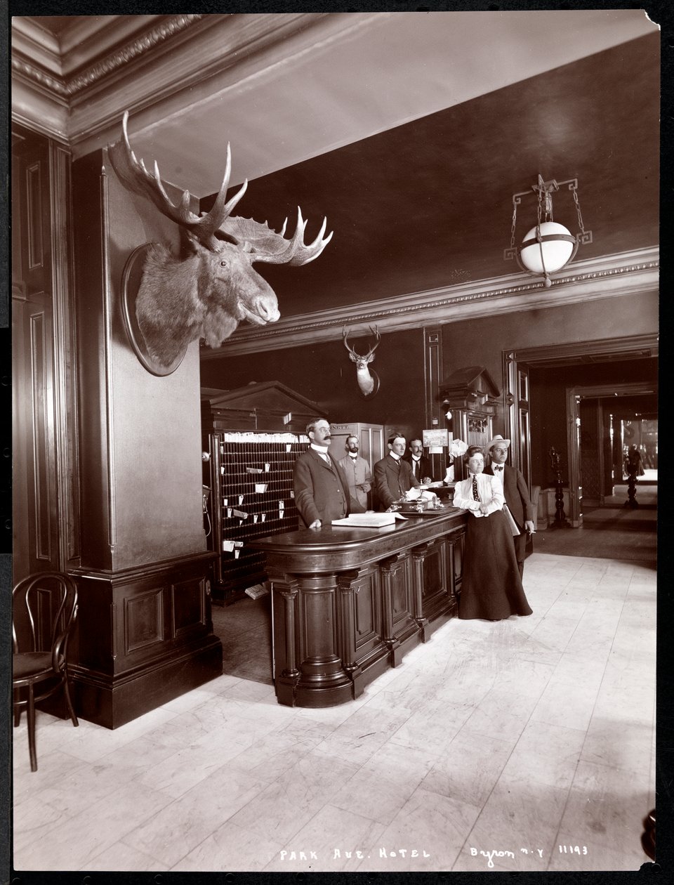 Vstupní hala a registrační pult v hotelu Park Avenue, 1901 nebo 1902 (stříbrný želatinový tisk) od Byron Company