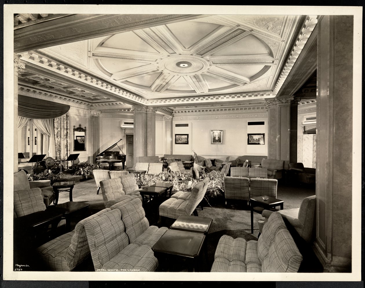 Salonek, při pohledu na východ na Hotel White, 37th Street a Lexington, New York, 8. března 1937 (stříbrný želatinový potisk) od Byron Company