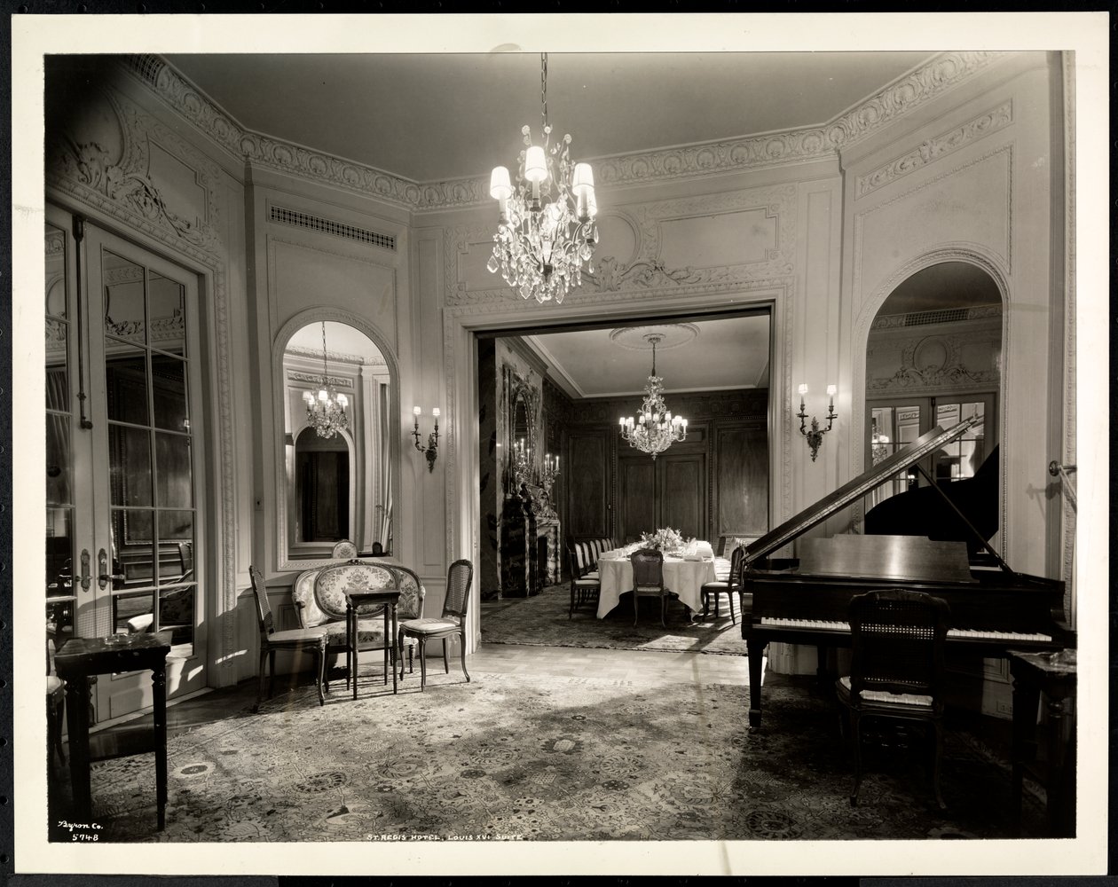 Hudební místnost apartmá Ludvíka XVI. v hotelu St. Regis, 1937 (stříbrný želatinový tisk) od Byron Company