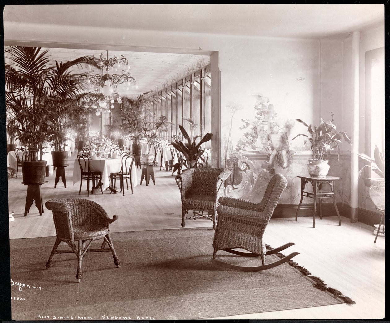 Střešní jídelna v hotelu Vendome, 1903 (stříbrný želatinový tisk) od Byron Company