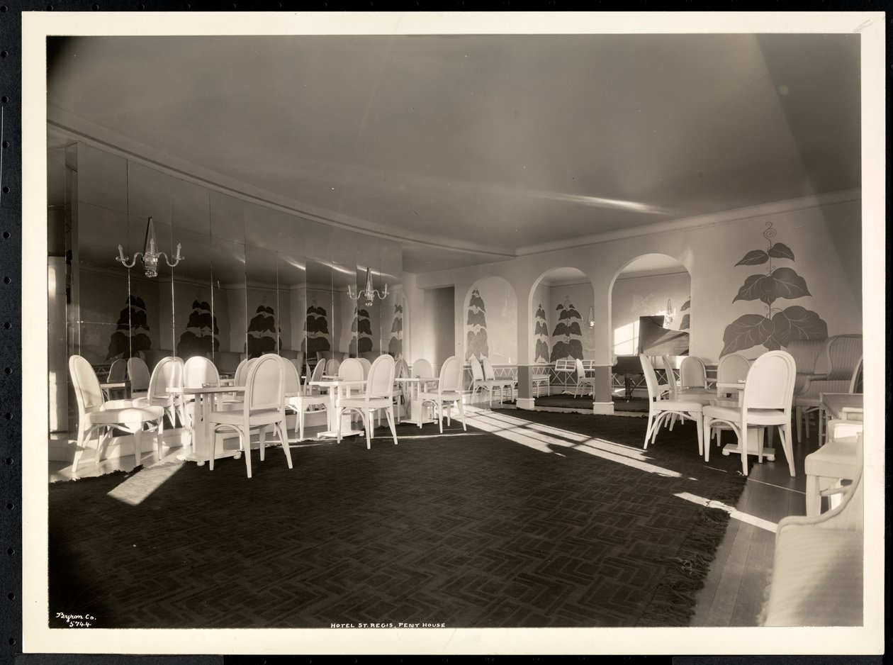 Jihozápadní místnost penthouse hotelu St. Regis, 1937 (stříbrný želatinový tisk) od Byron Company