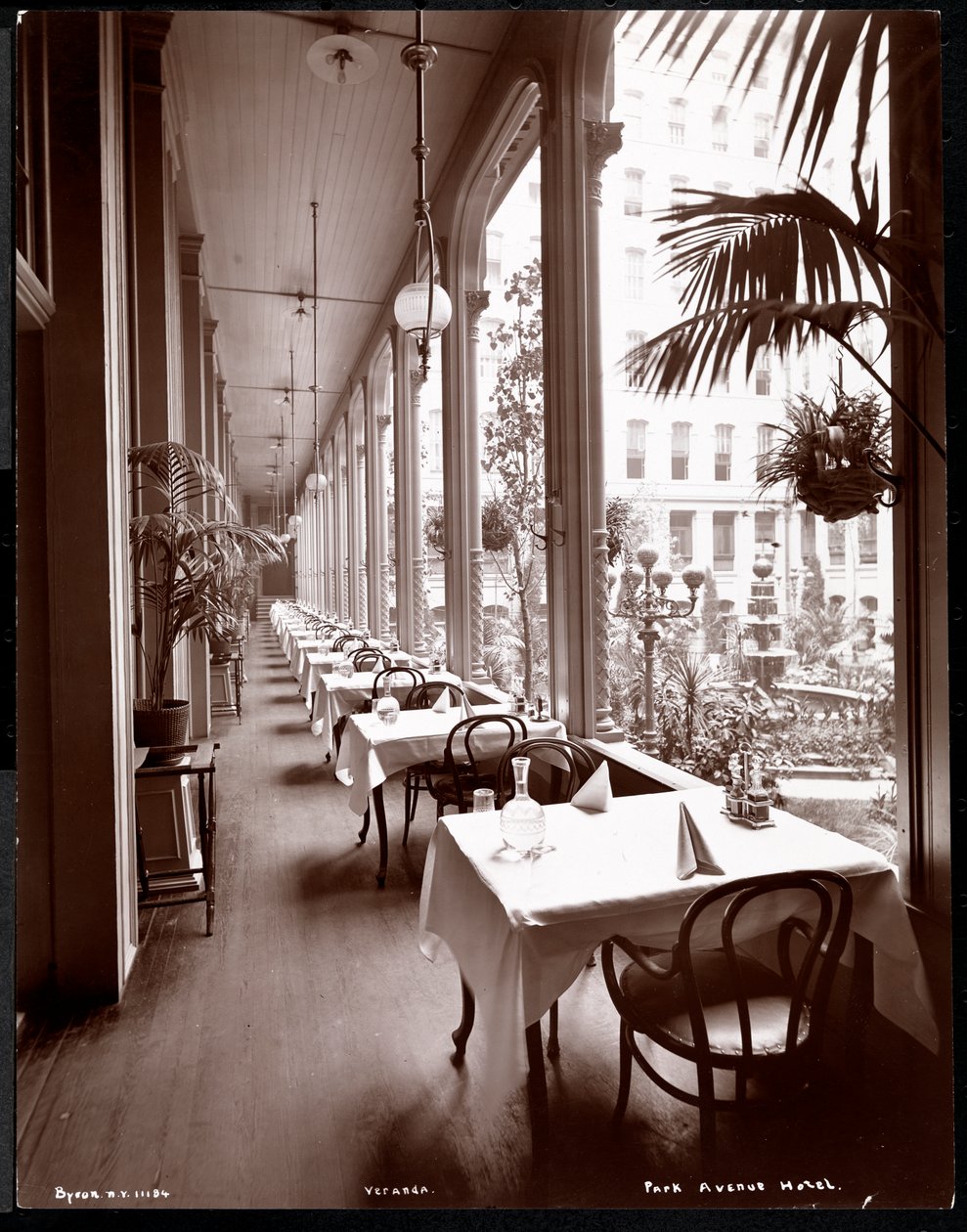 Veranda v hotelu Park Avenue, 1901 nebo 1902 (stříbrný želatinový tisk) od Byron Company