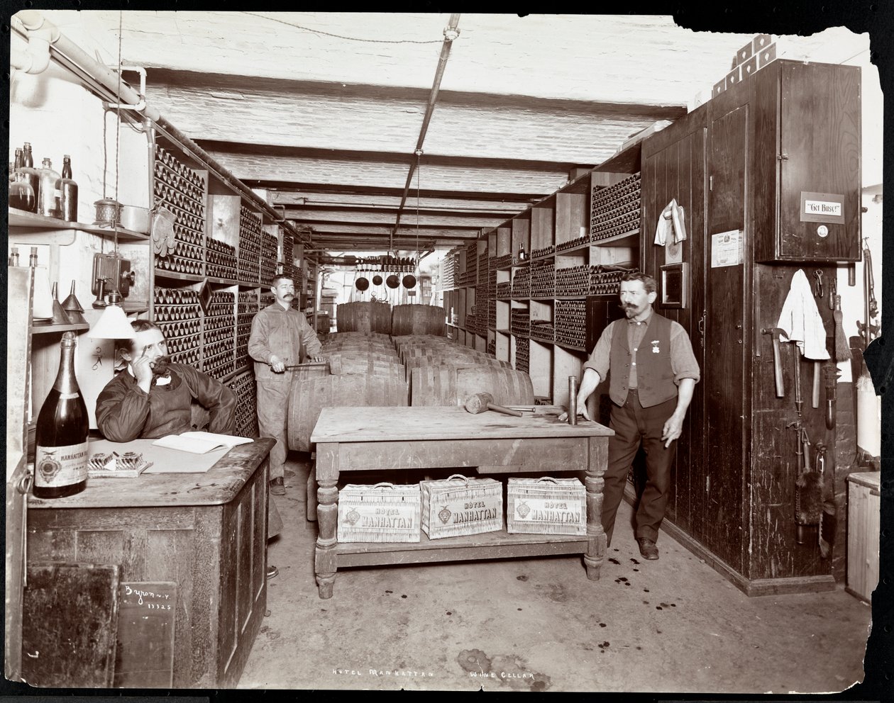 Vinný sklep hotelu Manhattan, 1902 (stříbrný želatinový tisk) od Byron Company
