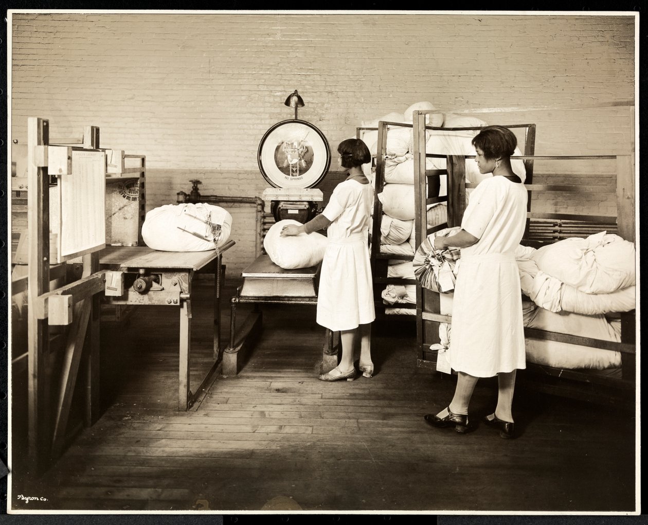 Dvě afroamerické ženy vážící pytle prádla v Carolyn Laundry na 111 East 128th Street, East Harlem, New York, 1928 (potisk stříbrnou želatinou) od Byron Company