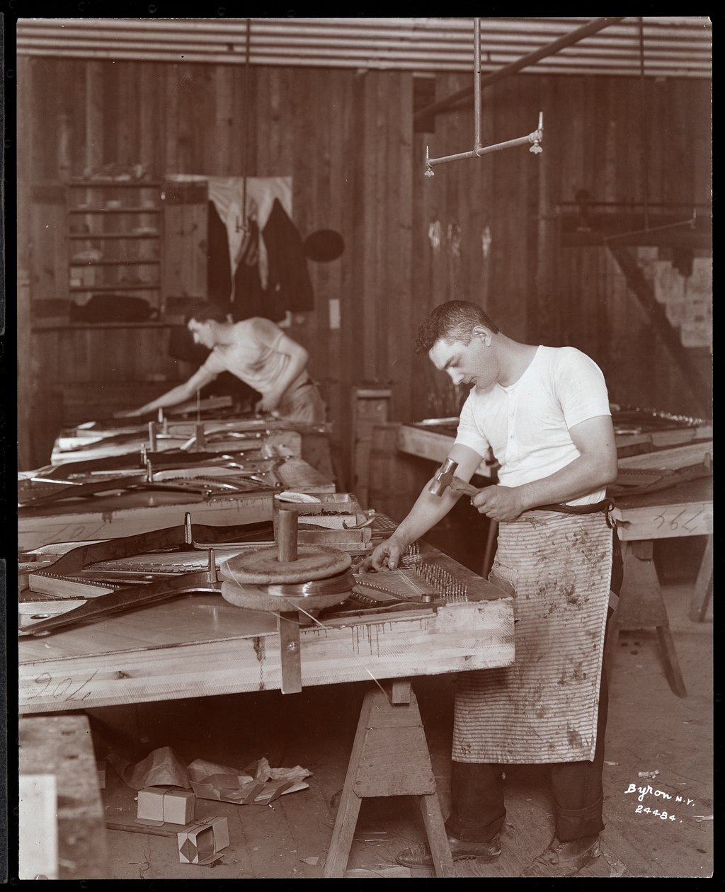 Dva muži pracující v továrně Harrington Piano Co., 1907 (stříbrný želatinový potisk) od Byron Company