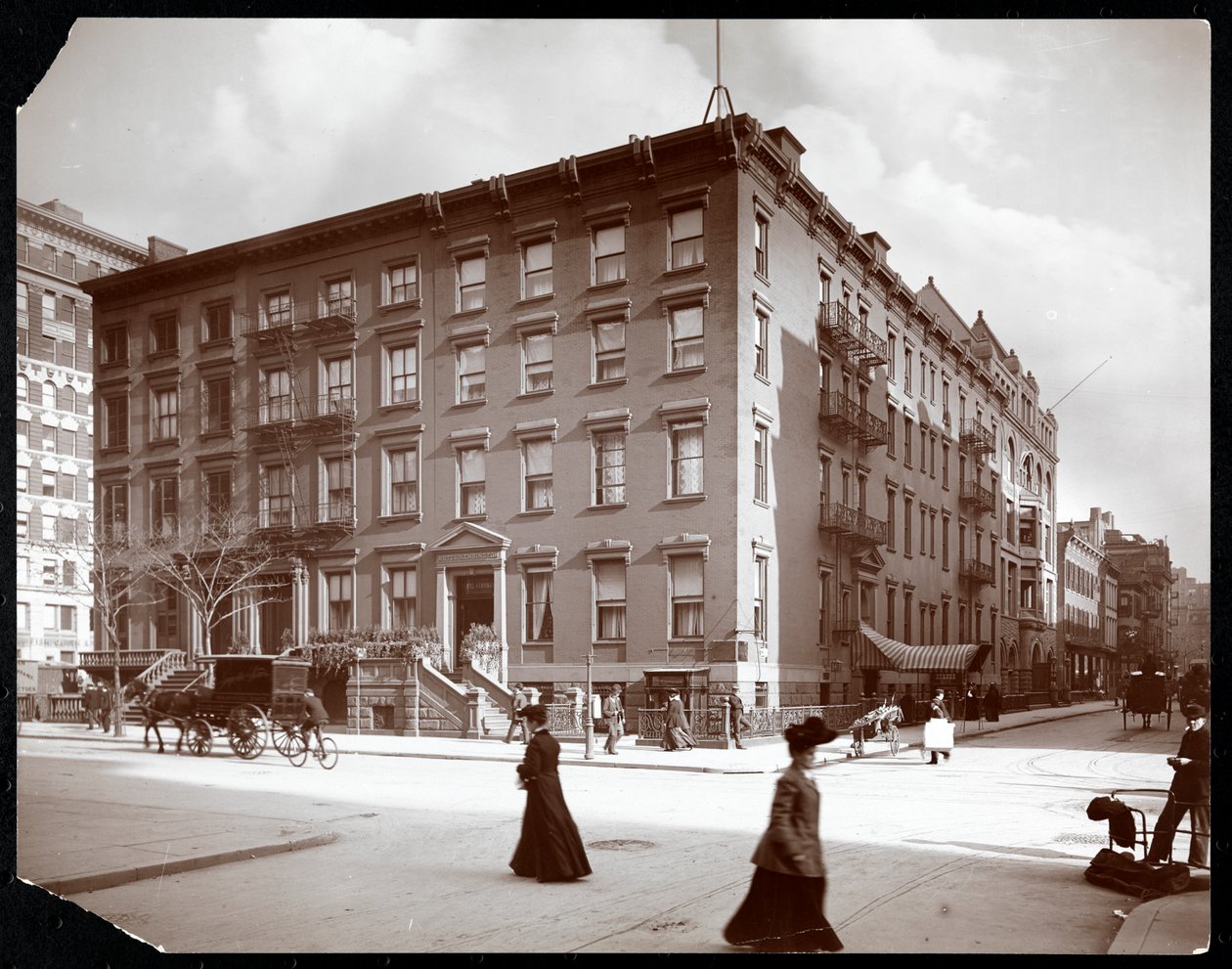 Pohled na hotel Kensington na Páté avenue, poblíž Washington Square, New York, 1904 (stříbrný želatinový tisk) od Byron Company