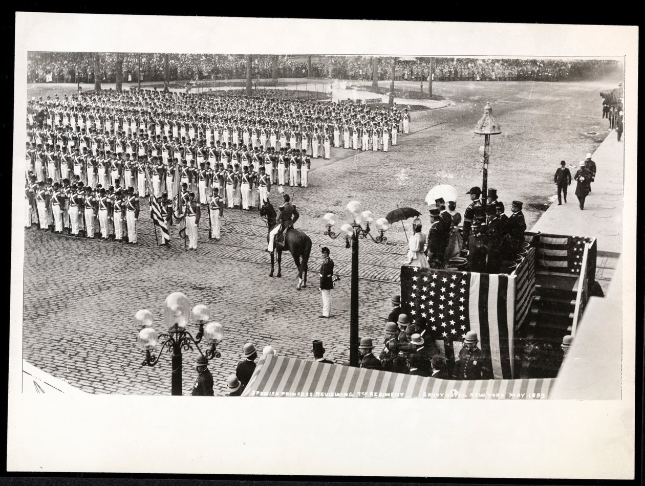 Pohled na princeznu Eulálii ze Španělska, jak hodnotí 7. pluk pochodující v Columbus Celebration Parade v hotelu Savoy, New York, 1899 (potisk stříbrné želatiny) od Byron Company