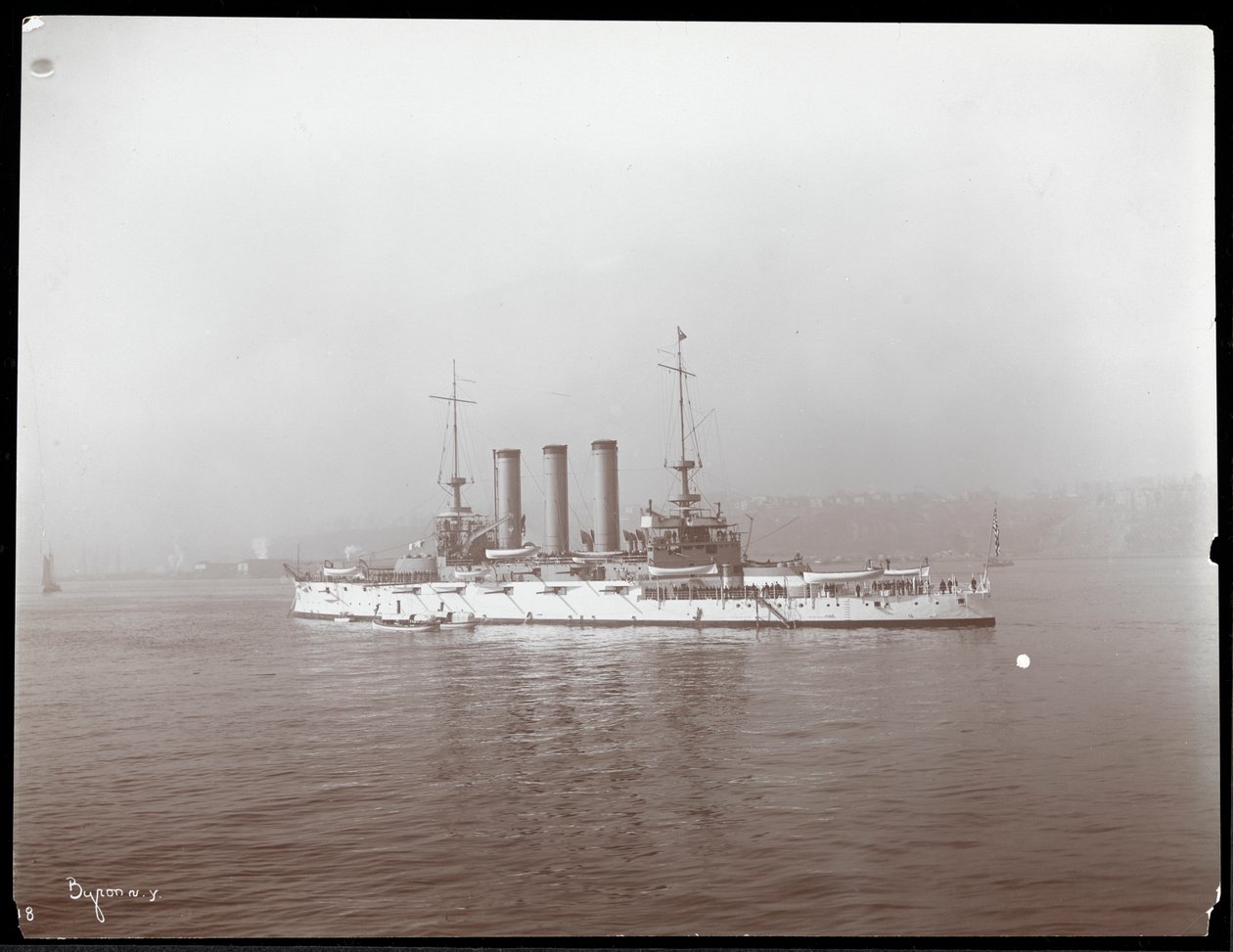 Pohled na vojenskou loď, pravděpodobně na řece Hudson poblíž West Point při návštěvě prince Louise z Battenbergu, 1905 (stříbrný želatinový tisk) od Byron Company
