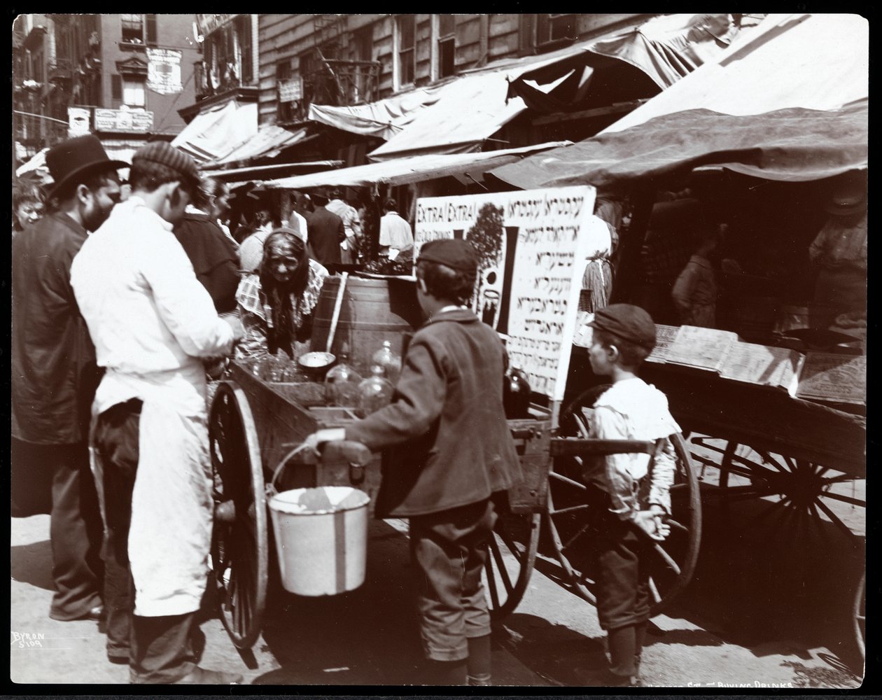 Pohled na děti kupující nápoje od obchodníka na Hester Street, New York, 1898 (stříbrný želatinový potisk) od Byron Company