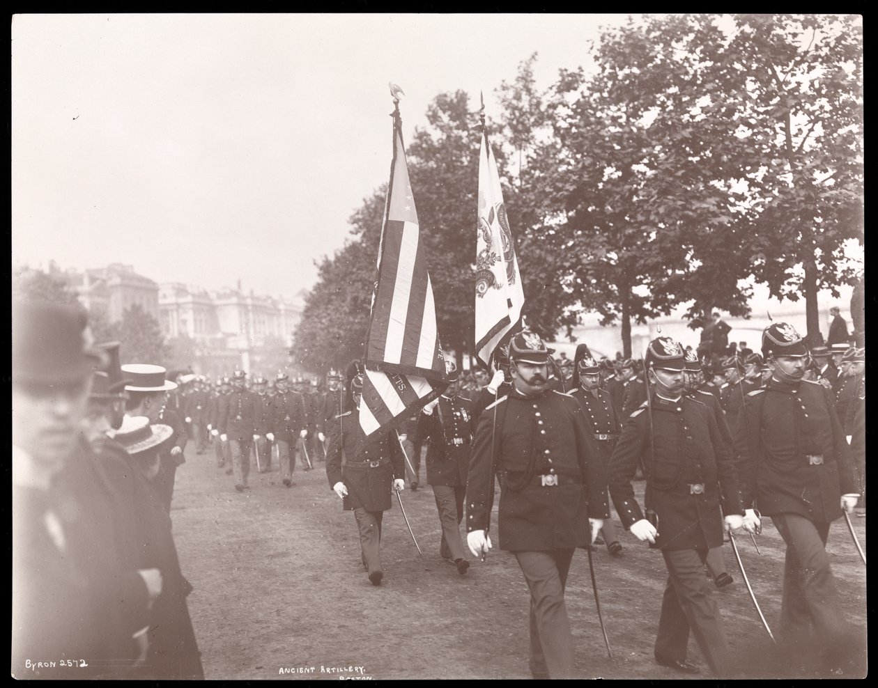 Pohled na bostonské dělostřelectvo pochodující na přehlídce v Londýně, Anglie, 1897 (stříbrný želatinový tisk) od Byron Company