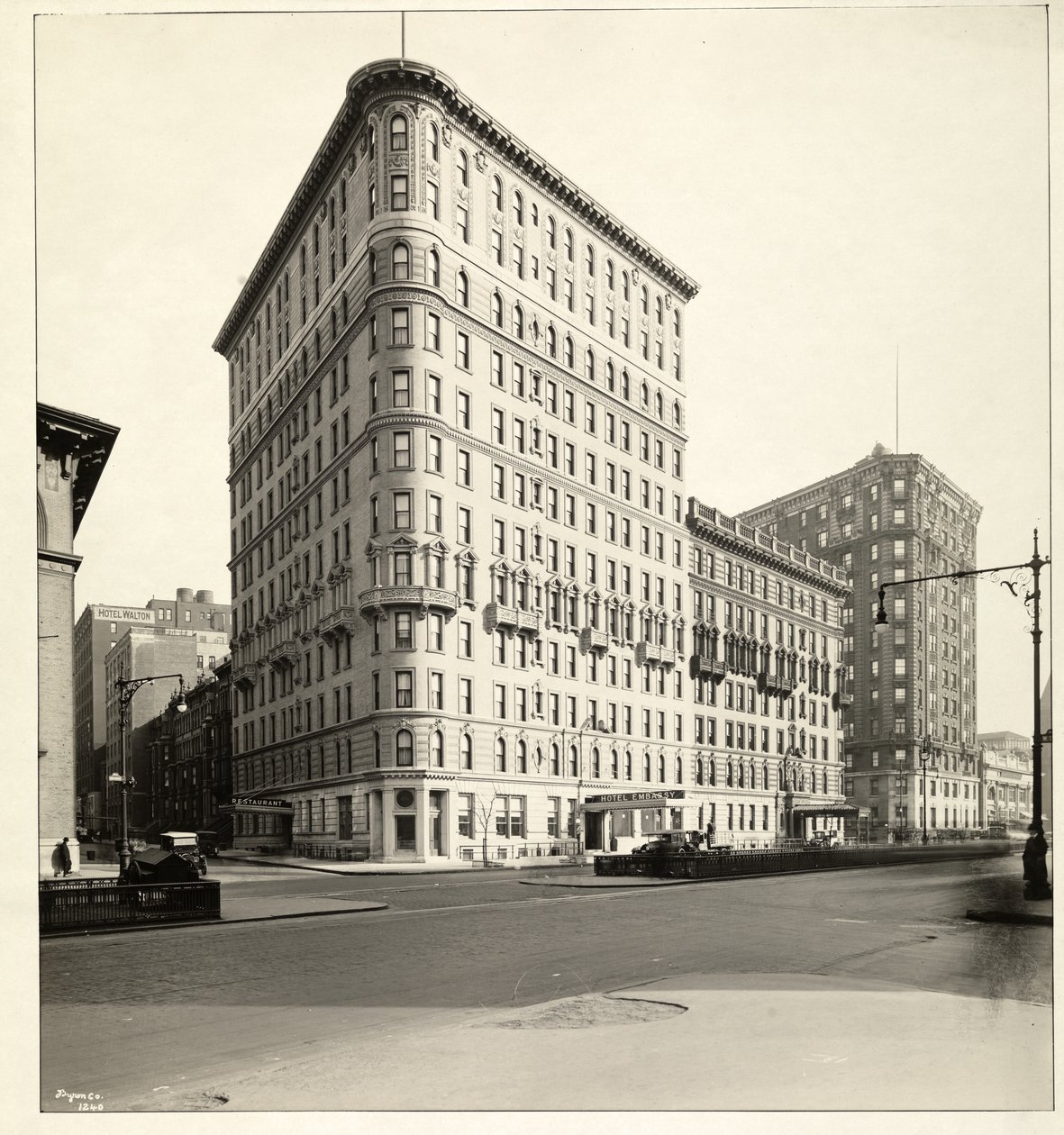 Pohled na Hotel Embassy na Broadway a 70th Street, New York, 1921 (stříbrný želatinový tisk) od Byron Company