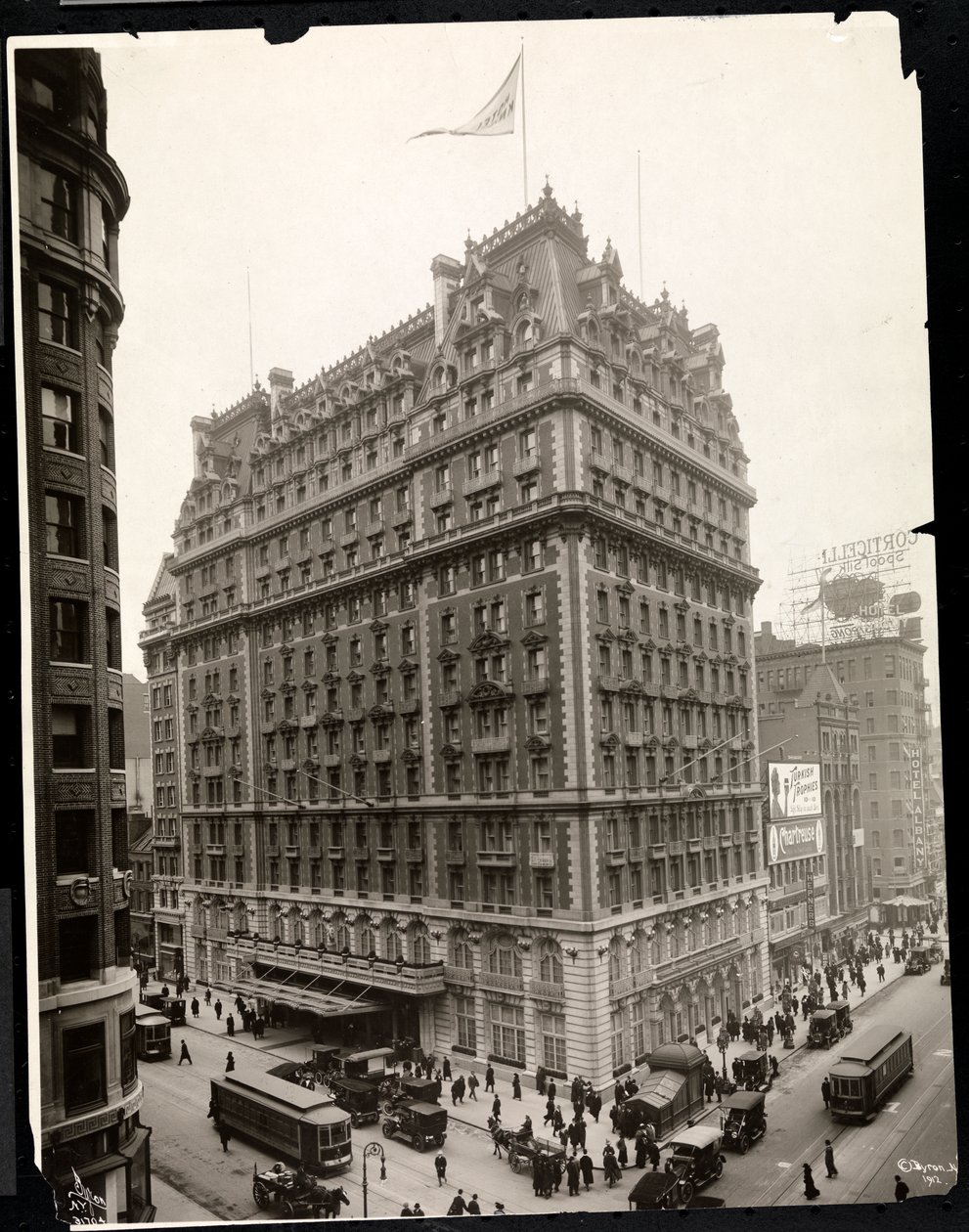 Pohled na Hotel Knickerbocker, Broadway a 42nd Street, New York, 1912 (stříbrný želatinový tisk) od Byron Company