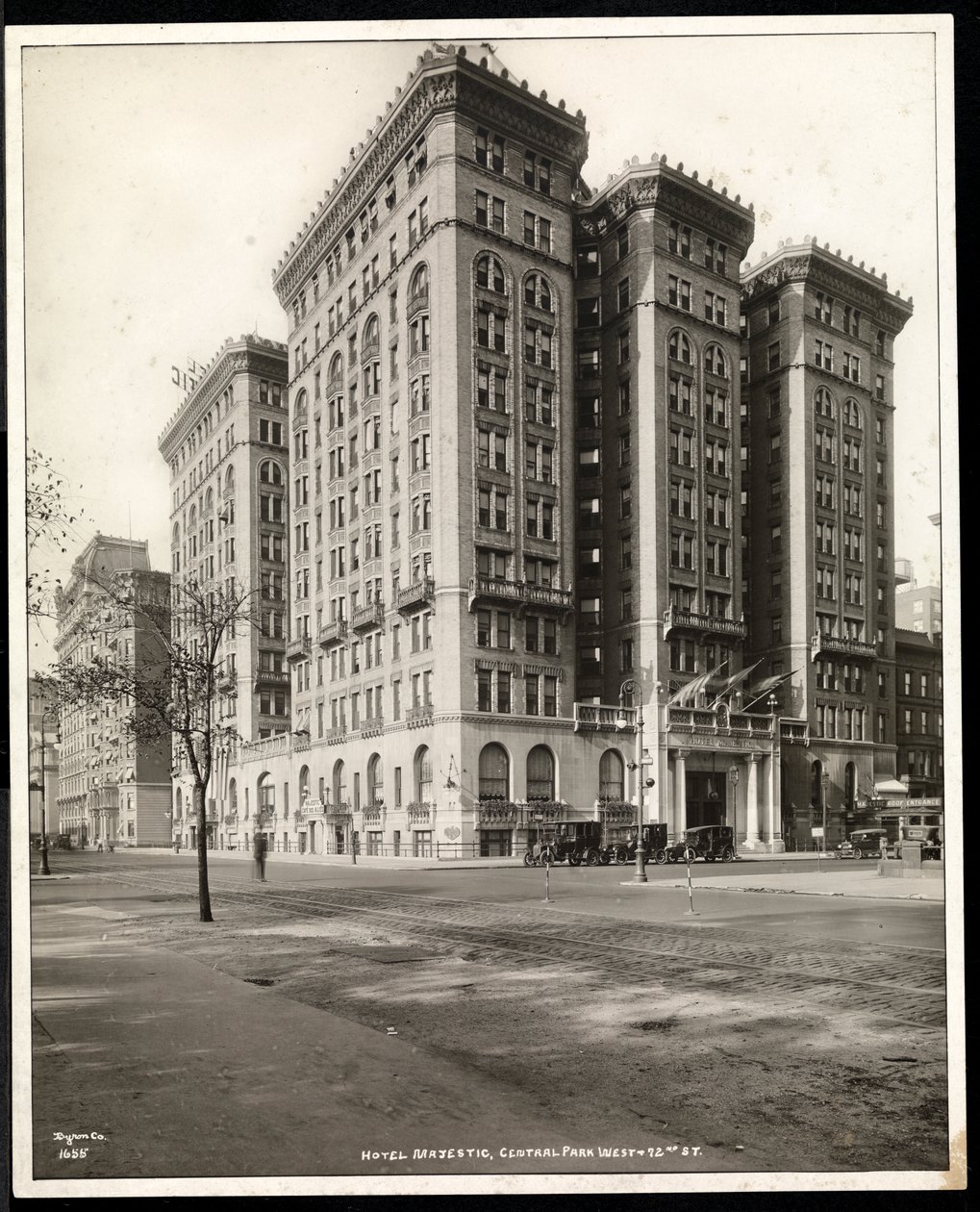 Pohled na hotel Majestic na 72. ulici z druhé strany Central Parku West, New York, 1920 (stříbrný želatinový tisk) od Byron Company