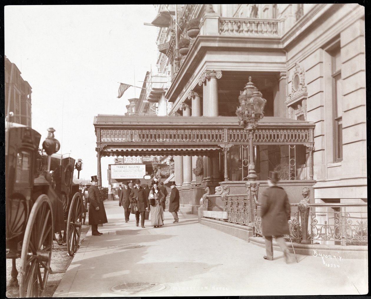 Pohled na Hotel Manhattan na 42nd Street a Madison Avenue, New York, 1900 nebo 1901 (stříbrný želatinový tisk) od Byron Company