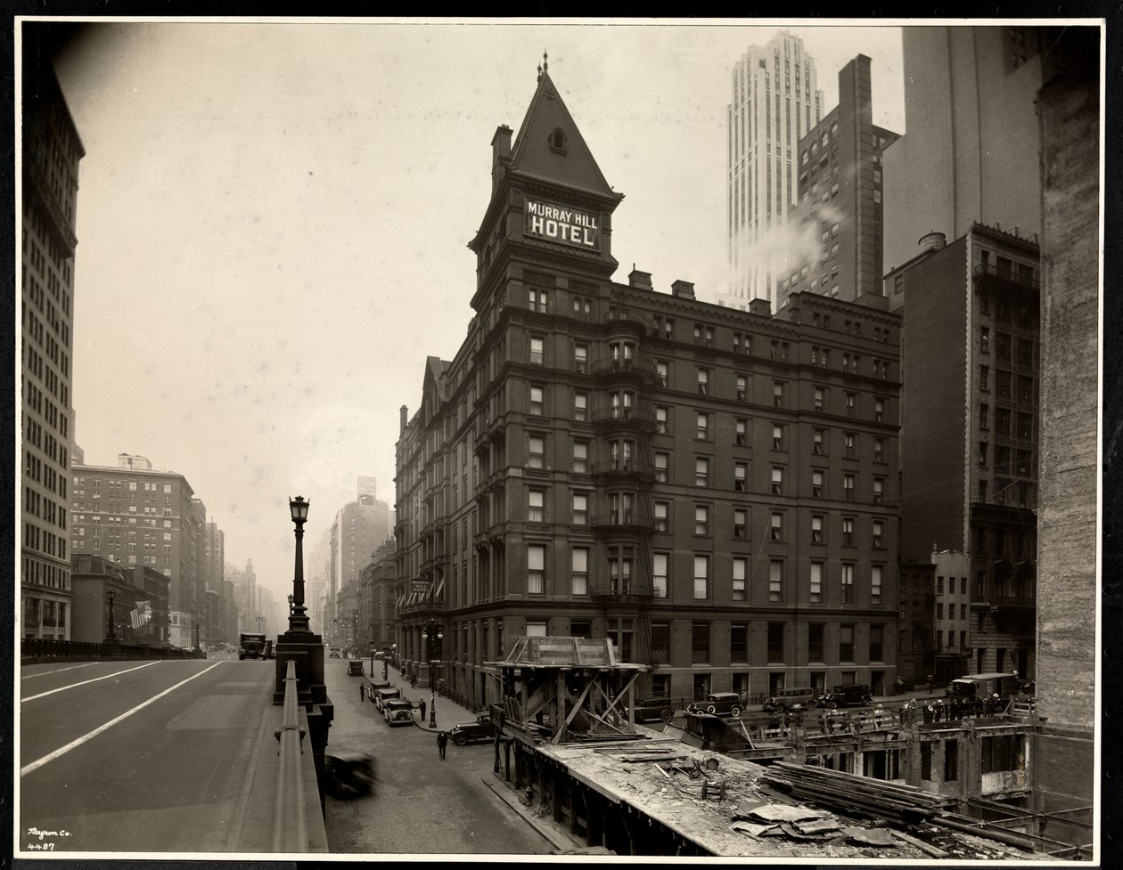 Pohled na hotel Murray Hill, Park Avenue a 40th Street, New York, z viaduktu Park Avenue, 1931 (stříbrný želatinový tisk) od Byron Company