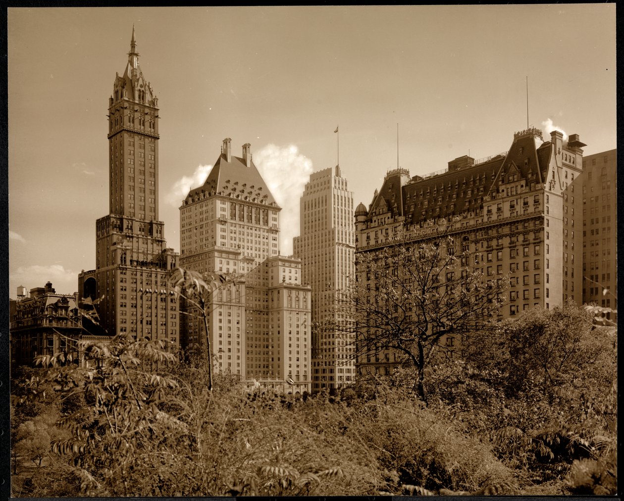Pohled na hotel Savoy Plaza, 59. ulice a Pátá Avenue, New York, kolem roku 1937 (tisk ze stříbrné želatiny) od Byron Company