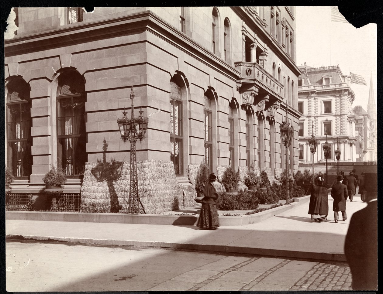 Pohled na hotel Waldorf Astoria a rezidenci J. J. Astora podél 5. Avenue na 33. a 34. ulici, New York, 1895 (tisk ze stříbrné želatiny) od Byron Company