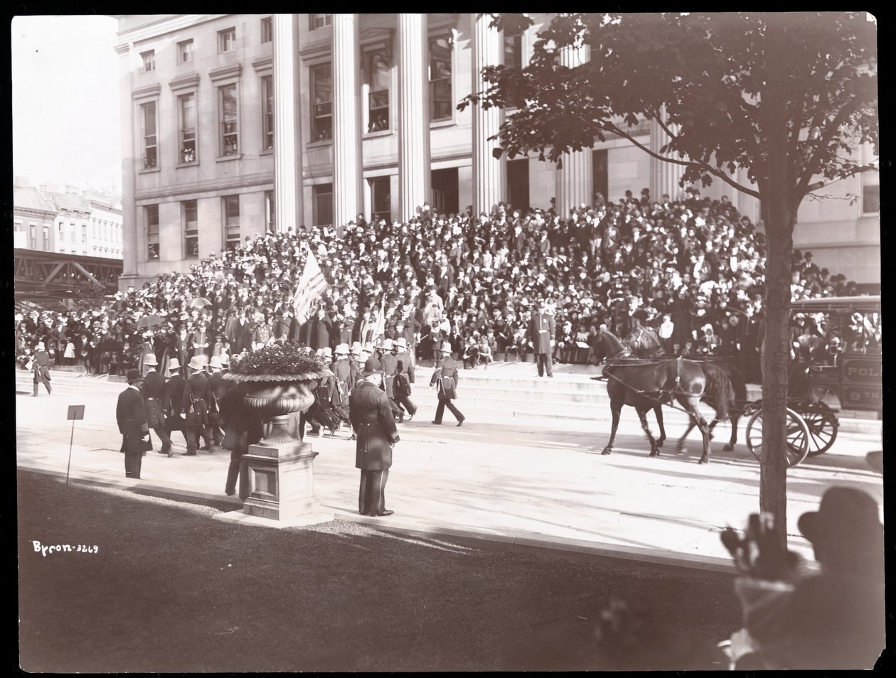Pohled na dav na schodech Brooklyn Borough Hall během Brooklyn Police Parade, 1897 (stříbrný želatinový tisk) od Byron Company