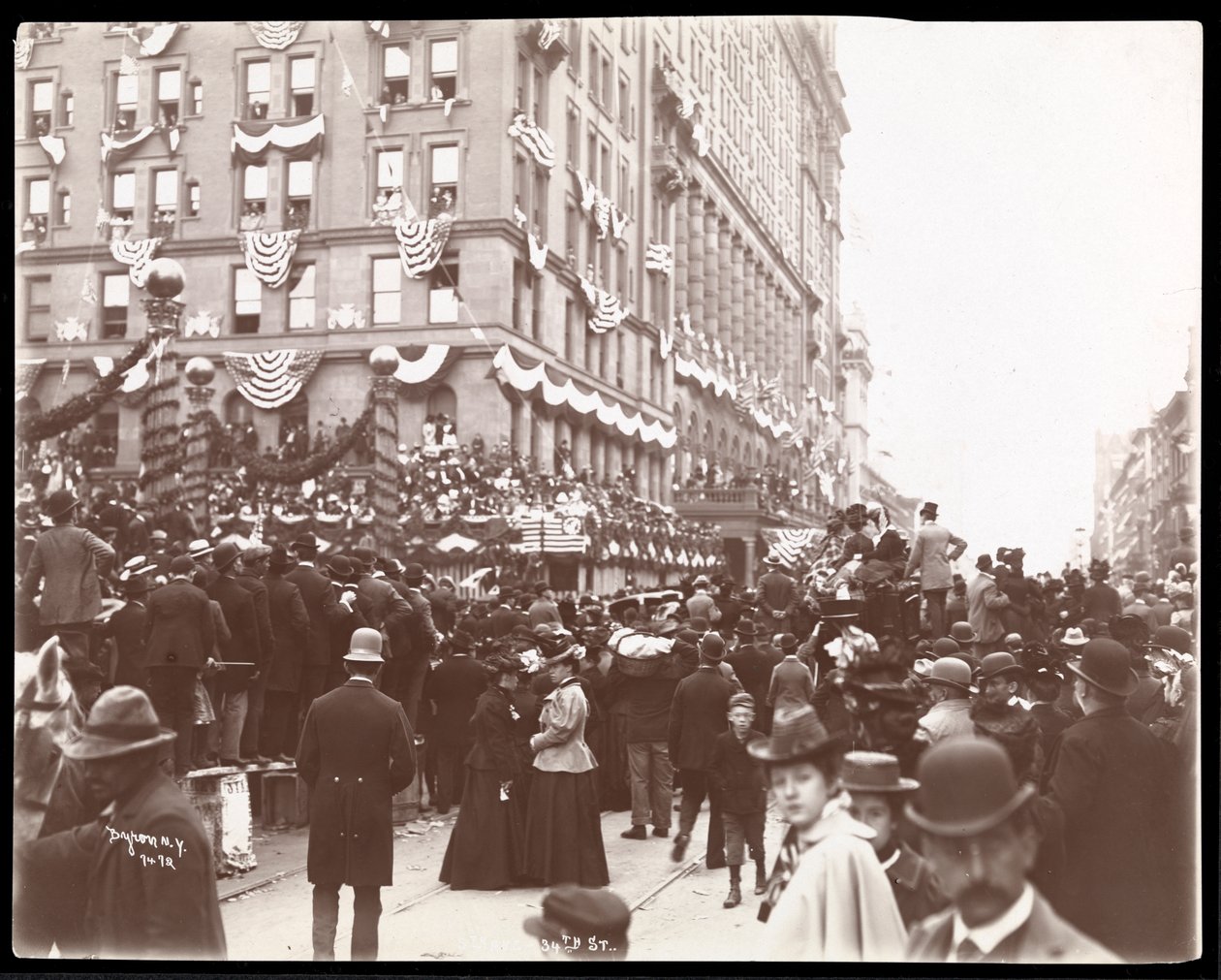 Pohled na davy poblíž hotelu Waldorf Astoria na 34. ulici během Dewey Parade na Fifth Avenue, New York, 1899 (stříbrný želatinový tisk) od Byron Company