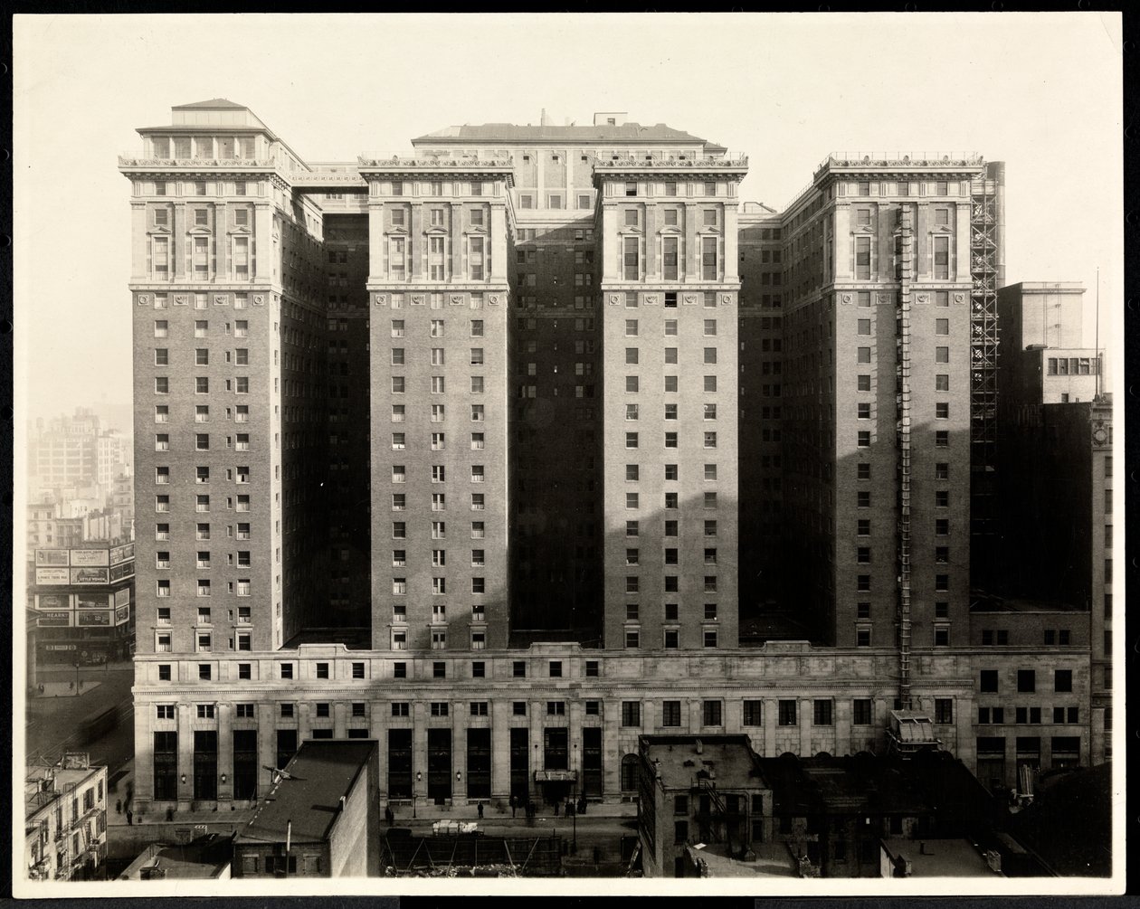 Pohled na jižní stranu hotelu Pennsylvania, 7th Avenue a 32nd Street, New York, 1919 (stříbrný želatinový tisk) od Byron Company