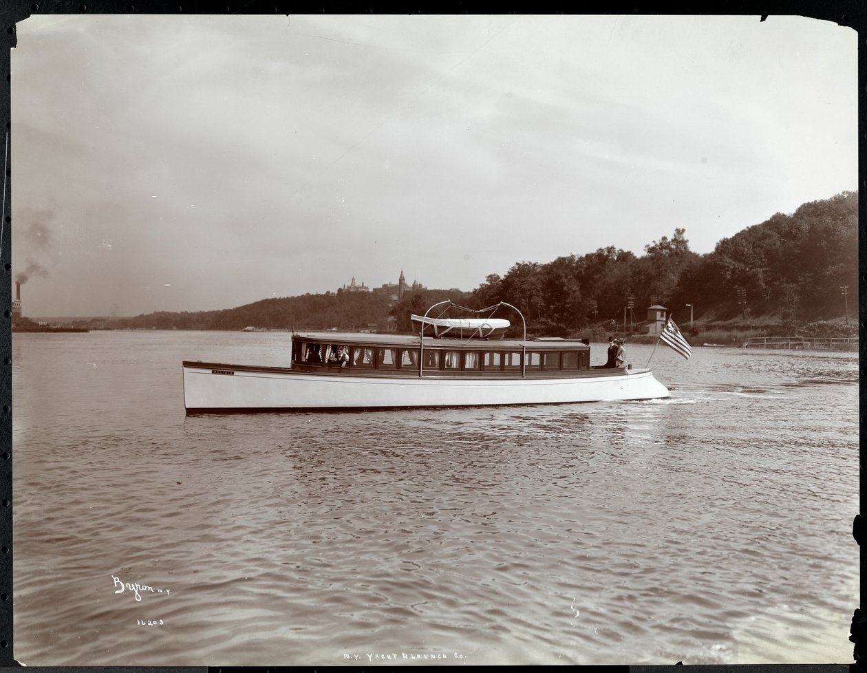 Pohled na jachtu Delicia společnosti New York Yacht, Launch und Engine Co. na řece Hudson poblíž Morris Heights, New York, 1903 (stříbrný želatinový tisk) od Byron Company