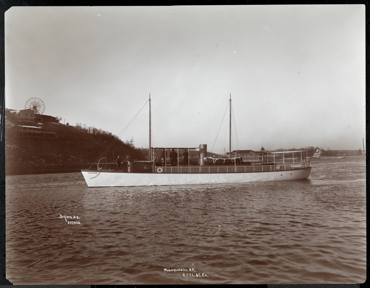 Pohled na jachtu Mousquetaire z New York Yacht, Launch und Engine Co. na řece Harlem, New York, 1905 (potisk stříbrné želatiny) od Byron Company